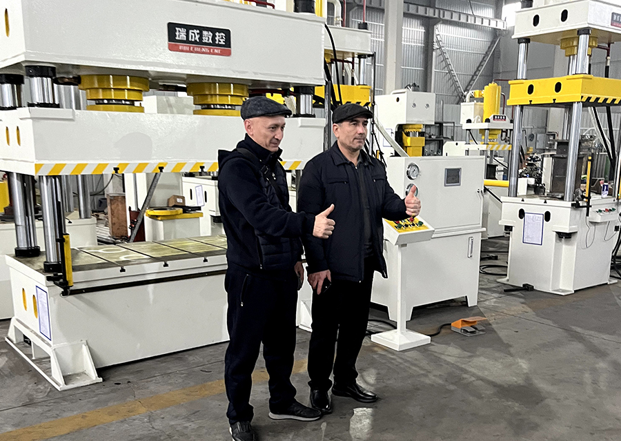 Photos-of-Russian-customers-visiting-our-factory