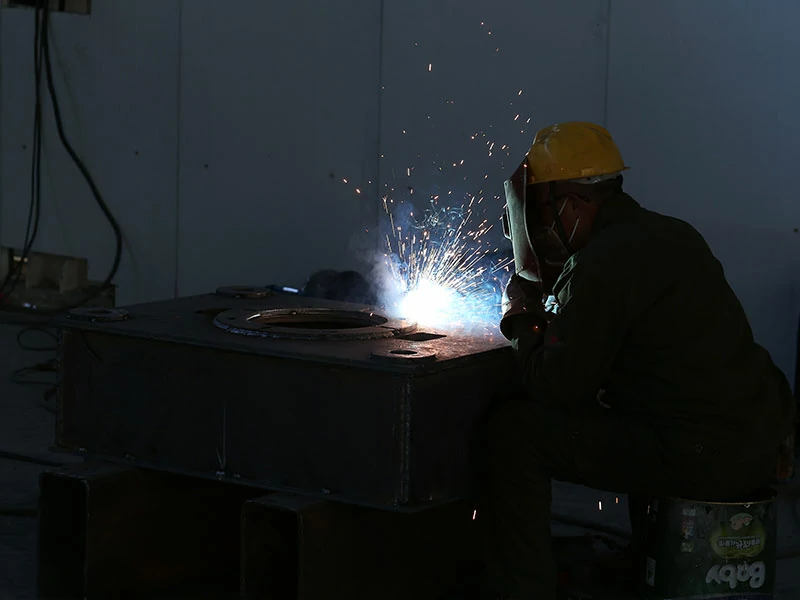 Ruicheng hydraulic press workshop worker performing welding operation